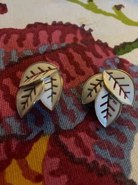 (JE30AA)Leaf Cluster Enamel Stud Earrings in White and Gold